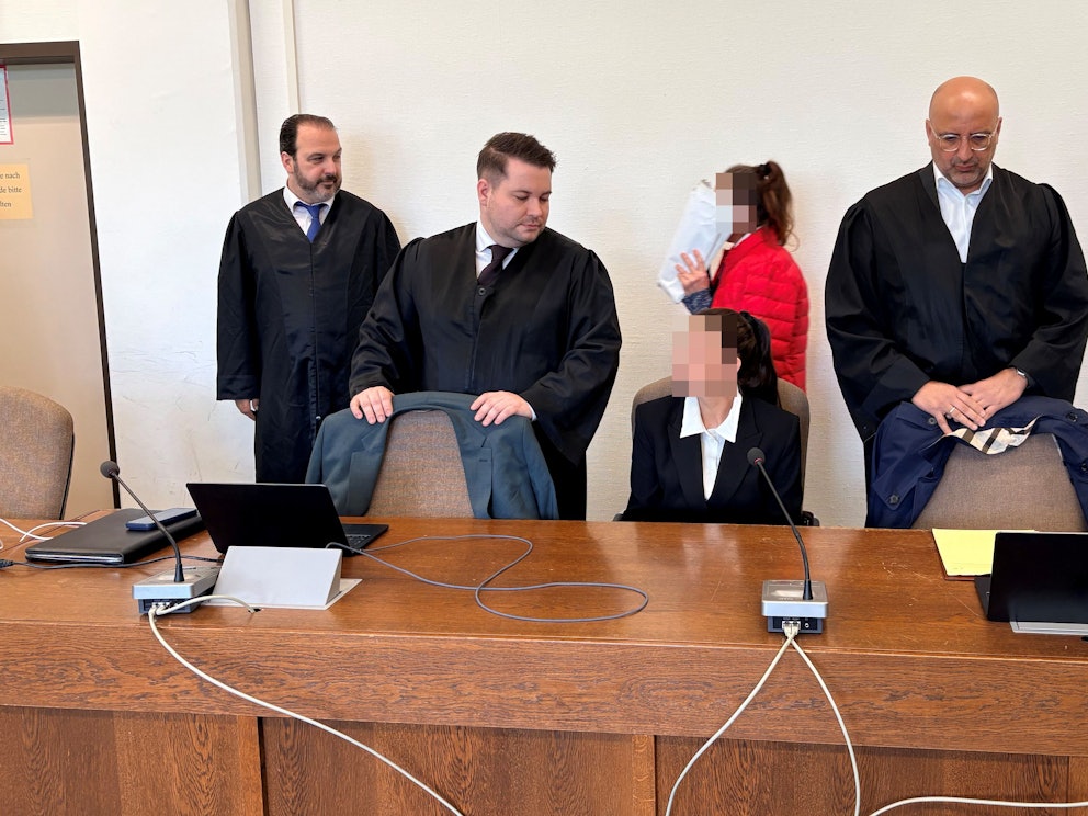 Mutter und Tochter beim Prozessauftakt mit ihren Anwälten Nicolas A. Frühsorger, Dominik Weiß und Abdou A. Gabbar (v.l.) im Kölner Landgericht
