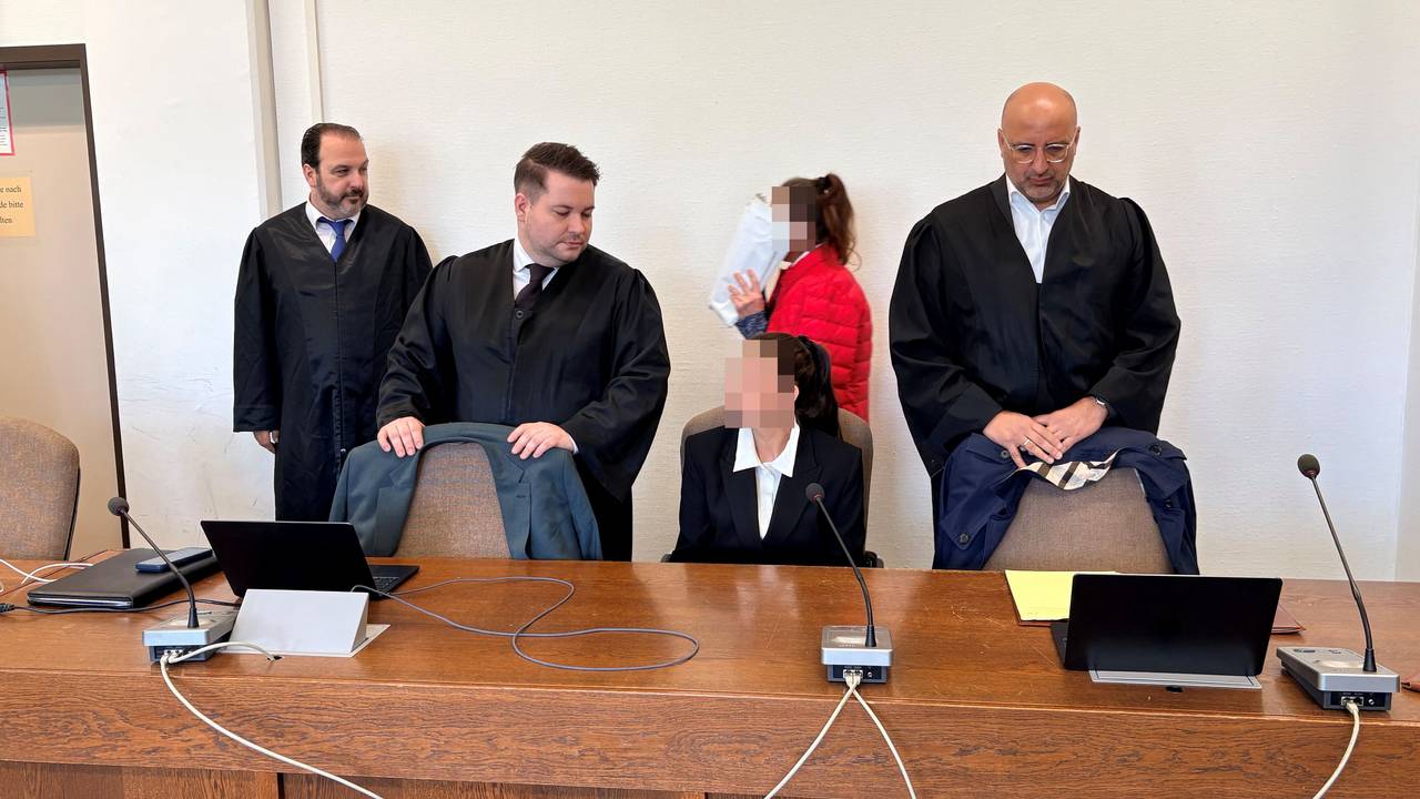 Mutter und Tochter beim Prozessauftakt mit ihren Anwälten Nicolas A. Frühsorger, Dominik Weiß und Abdou A. Gabbar (v.l.) im Kölner Landgericht
