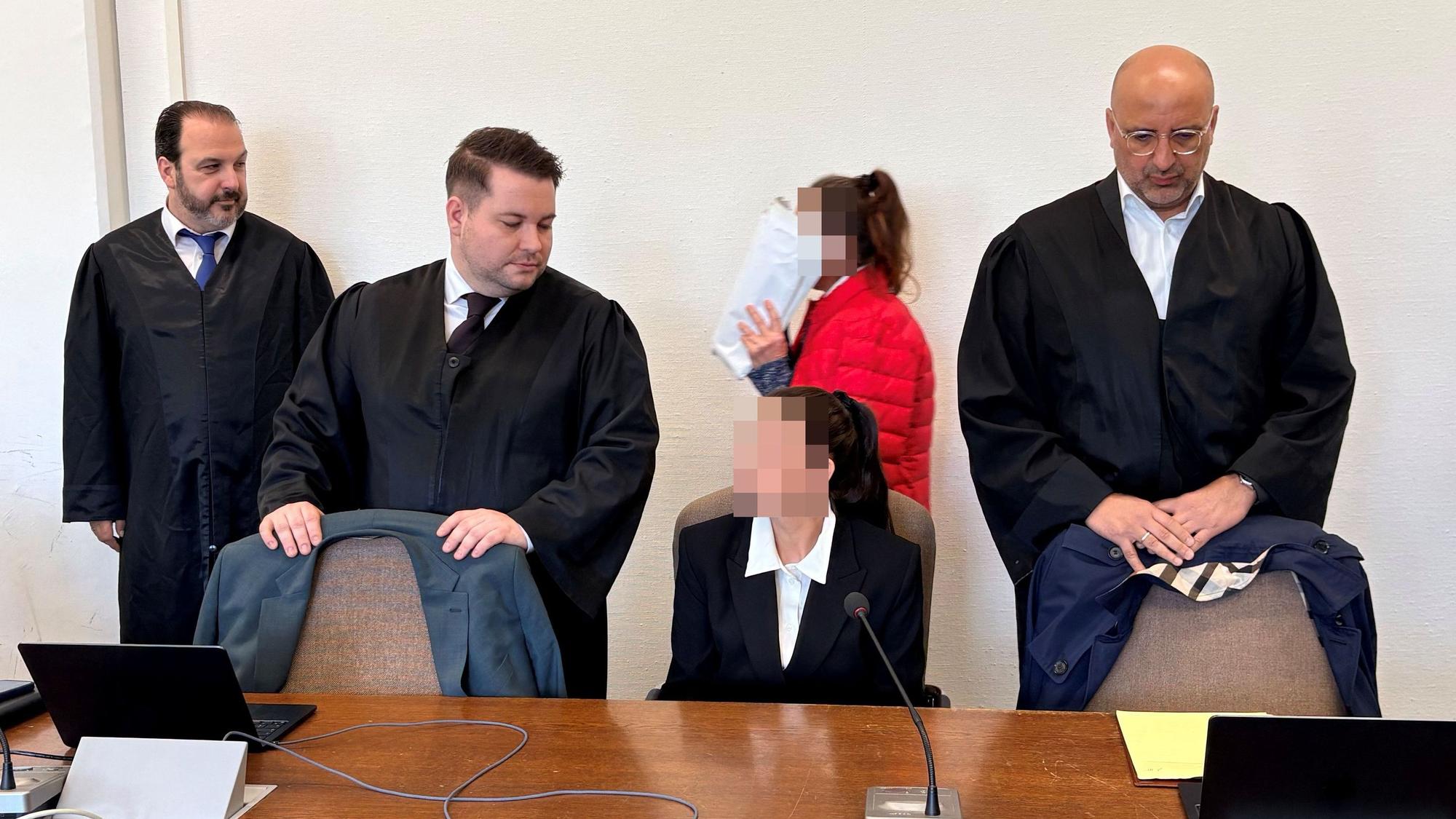 Mutter und Tochter beim Prozessauftakt mit ihren Anwälten Nicolas A. Frühsorger, Dominik Weiß und Abdou A. Gabbar (v.l.) im Kölner Landgericht