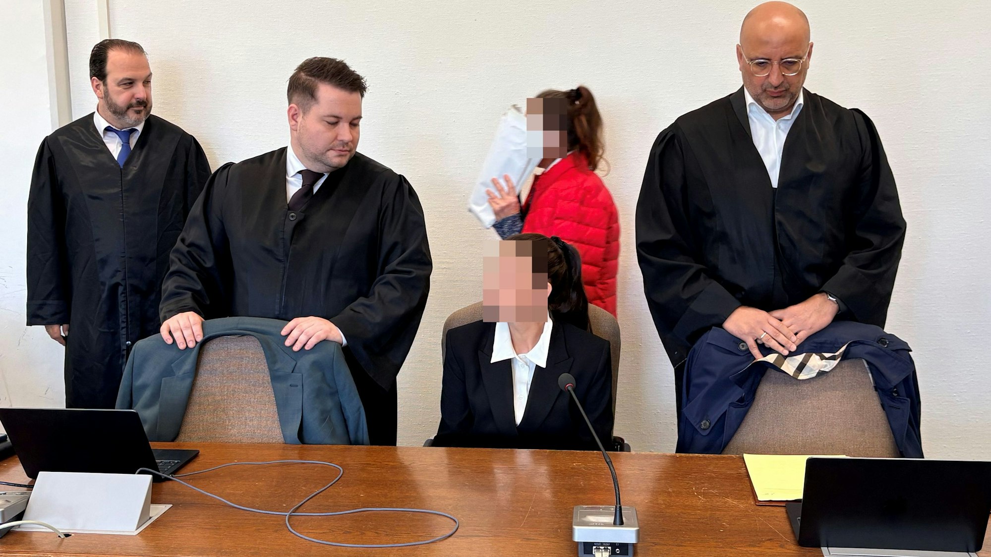Mutter und Tochter beim Prozessauftakt mit ihren Anwälten Nicolas A. Frühsorger, Dominik Weiß und Abdou A. Gabbar (v.l.) im Kölner Landgericht