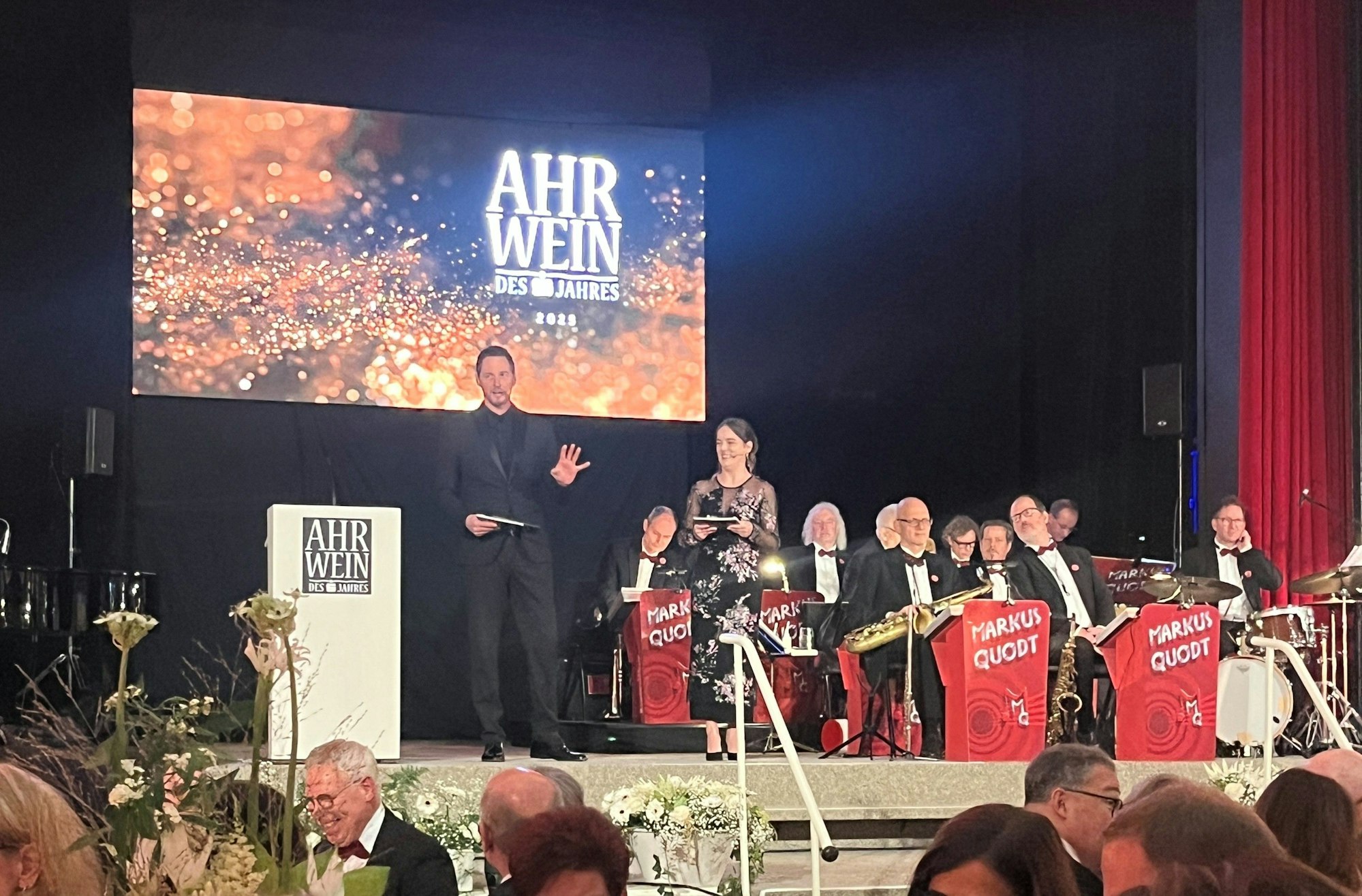Er sollte 2025 Stargast der Veranstaltung „Ahrwein des Jahres“ sein. Doch Stefan Mross ließ die Veranstalter offenbar kurzfristig im Stich. Also sprang „SternTV“-Moderator Dieter Könnes (l.) ein. Er moderierte zusammen mit Ex-Weinkönigin Eva Lanzerath (r.).