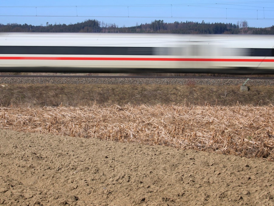 ICE auf Bahnstrecke Augsburg-Ulm