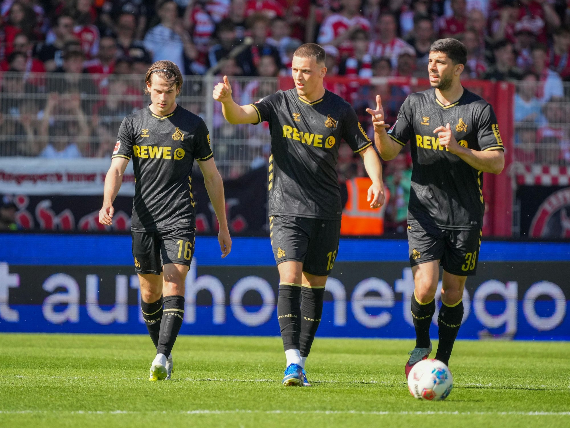 Jakub Kamiński, Saïd El Mala und Cenk Özkacar beim Spiel gegen Union.