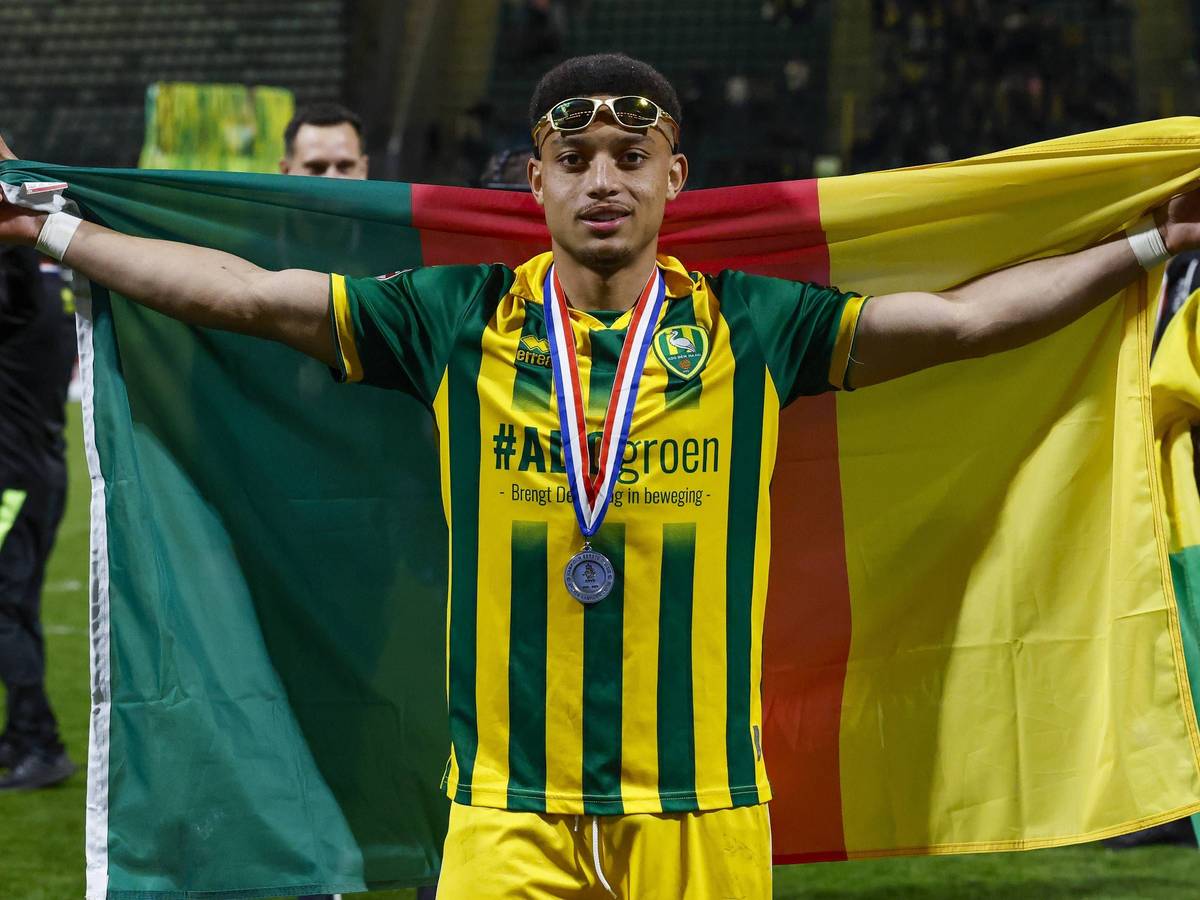 Steven van der Sloot breitet eine Kamerun-Flagge hinter sich aus.