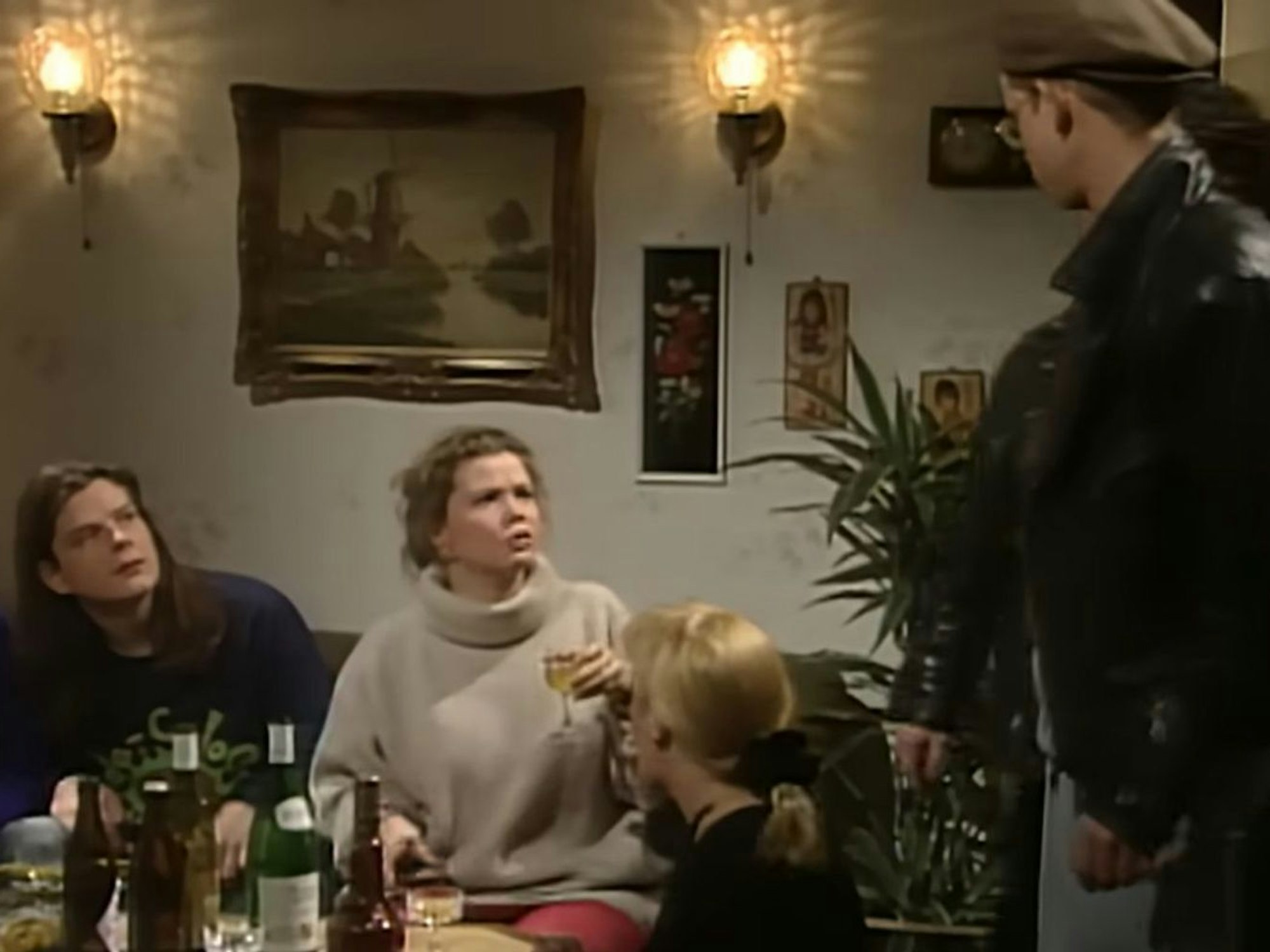 Na, haben Sie sie erkannt? Annette Friers (dritte von rechts) Schauspieldebüt in „Familie Heinz Becker“ war so klein, dass es davon nicht einmal ein Standfoto gibt. (Bild: Screenshot Youtube / WDR Mediagroup)