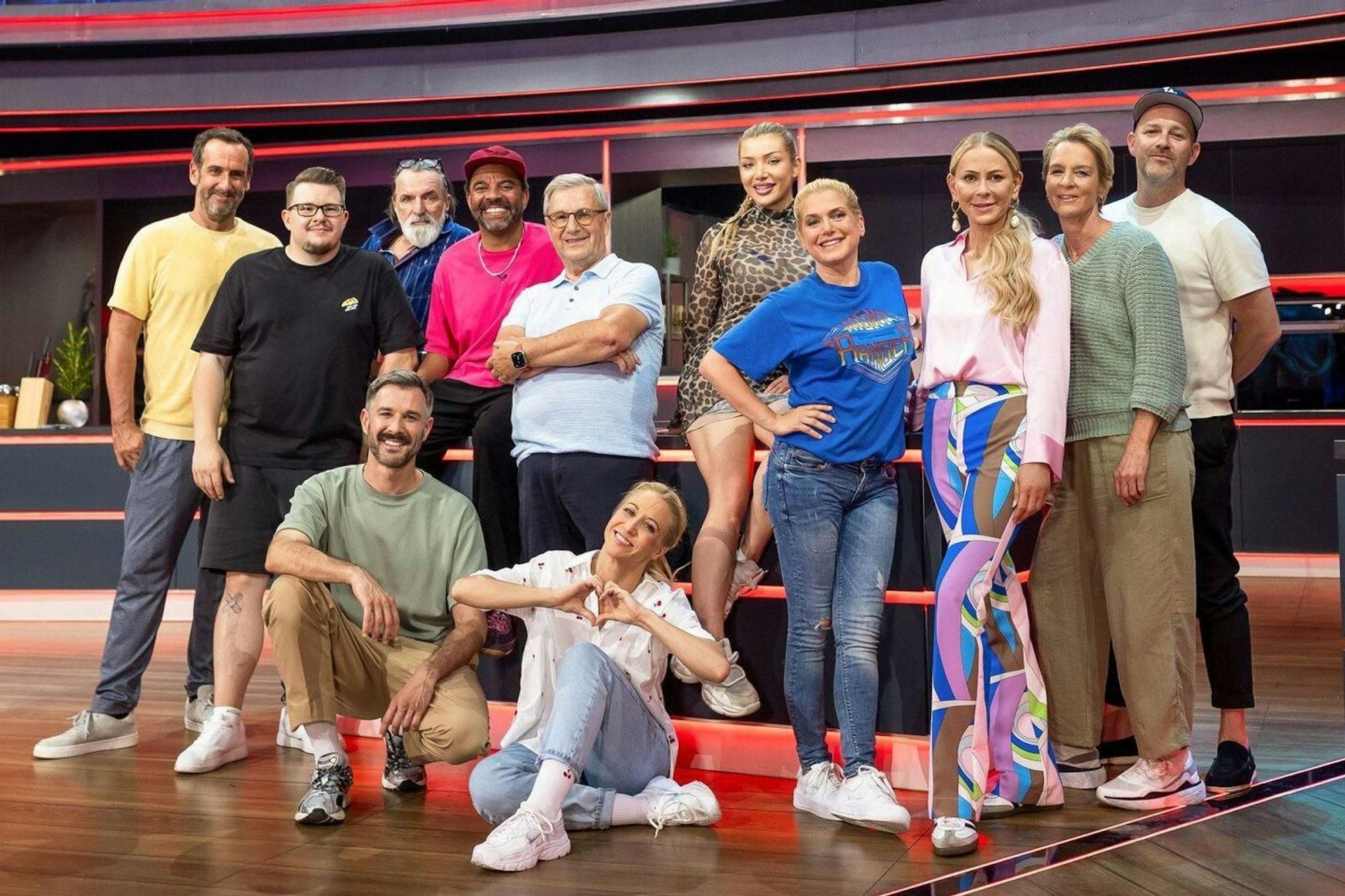 „Schade, dass es schon voirbei ist“: Die Teilnehmer der ersten Staffel von „Promi Taste“ wurden zu einer verschworenen Einheit. (Bild: Joyn/Benedikt Müller)