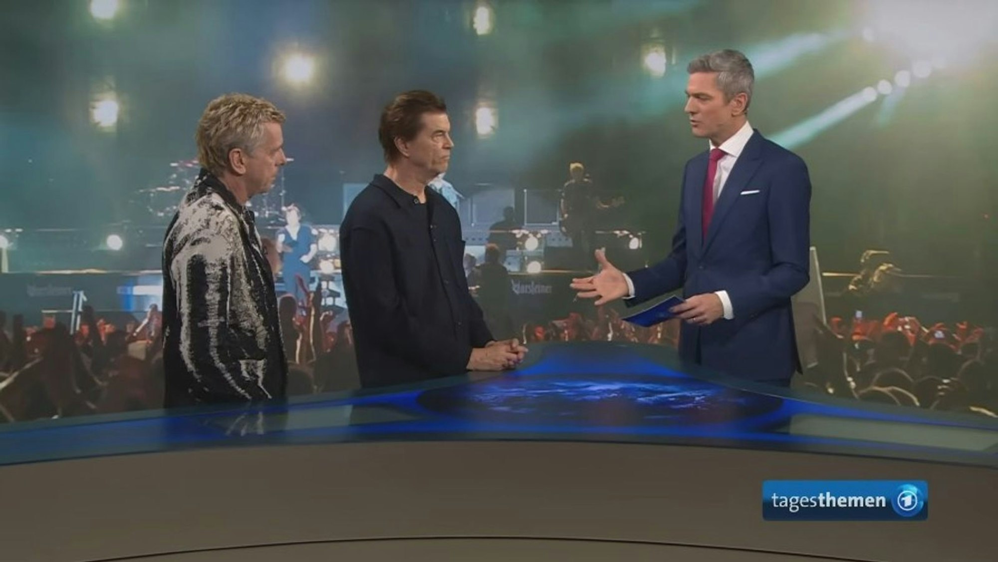 In den „tagesthemen“ hat Ingo Zamperoni (r.) mit dem Bassisten Andi Meurer (l.) und Sänger Campino gesprochen. (Bild: ARD)