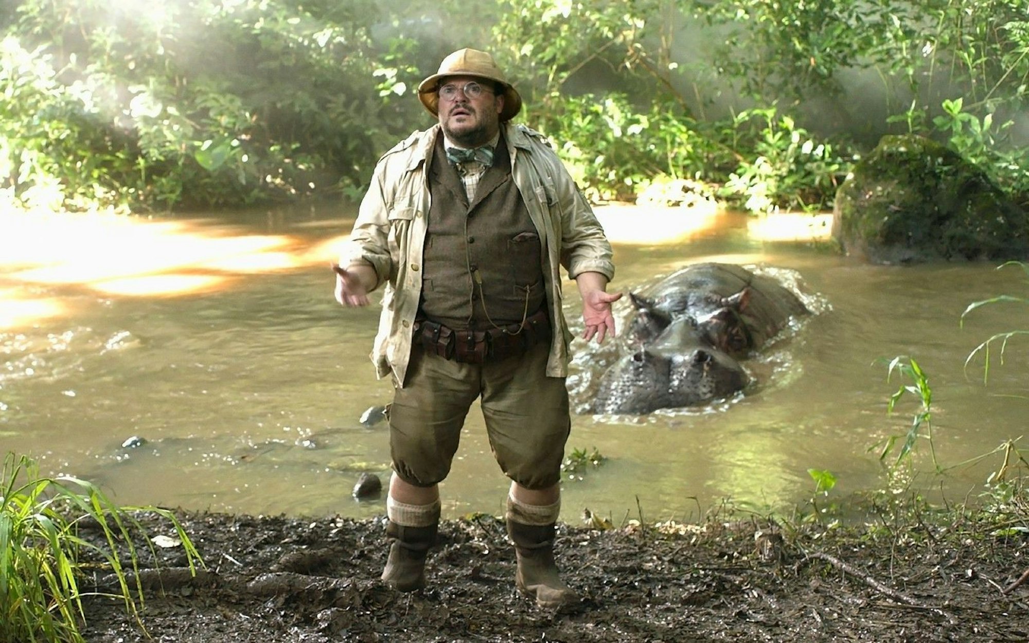 Die Sache mit dem Riesennilpferd im Hintergrund ist für Bethany nicht ganz so schlimm wie die Tatsache, dass sie im Körper eines übergewichtigen alten Mannes (Jack Black) steckt. (Bild: RTL / 2017 Columbia Pictures Industries, Inc.)
