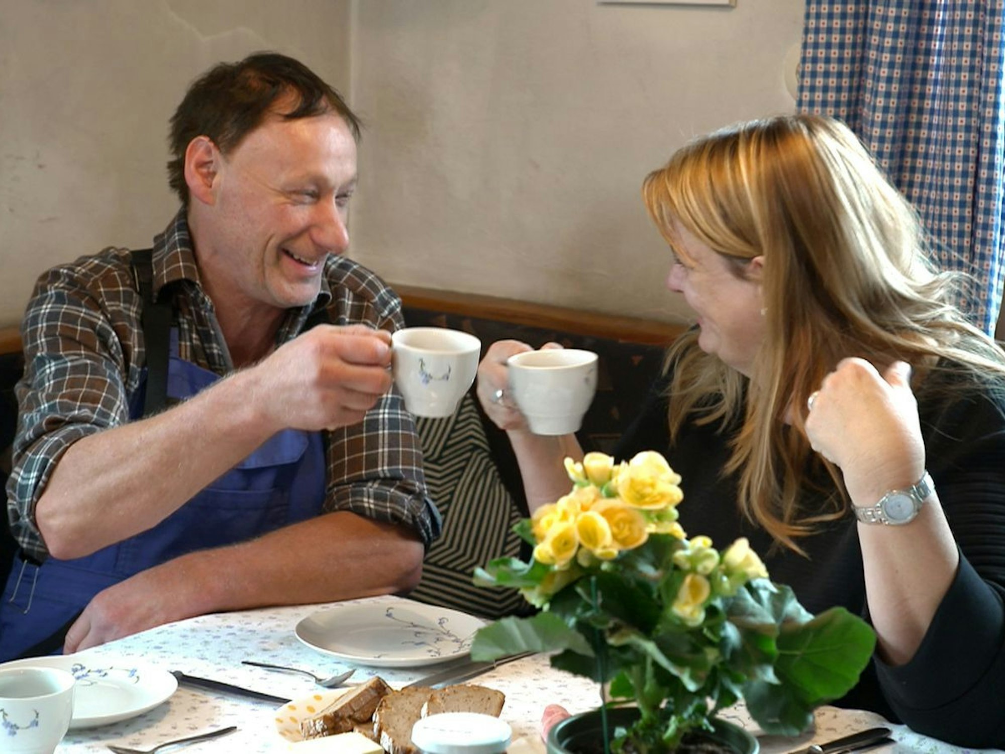 Franz trinkt Kaffee mit Postzustellerin Simone. (Bild: RTL)