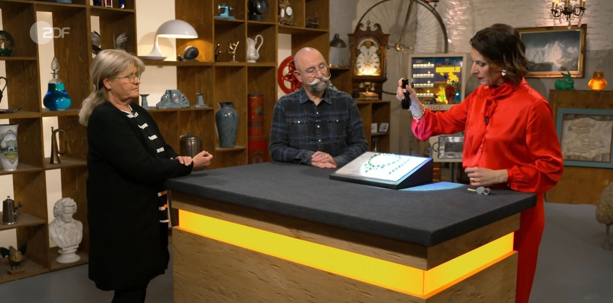 Trotz der Verwendung von Insekten als „natürliche Edelsteine“ sprach nichts gegen einen Verkauf des Mitbringsels. (Bild: ZDF)