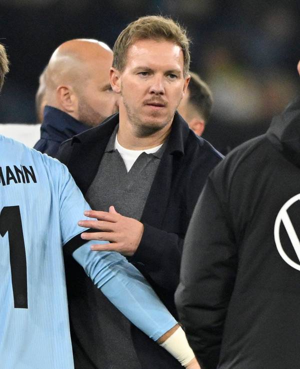 Julian Nagelsmann klatscht mit Oliver Baumann ab.