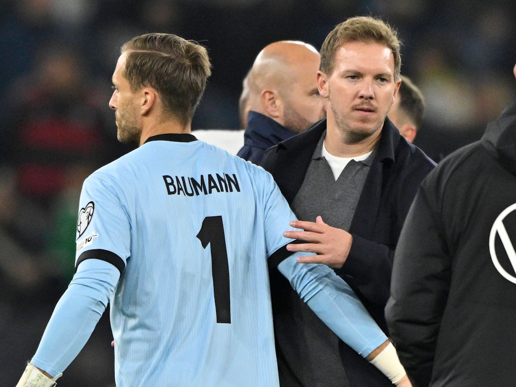 Julian Nagelsmann klatscht mit Oliver Baumann ab.