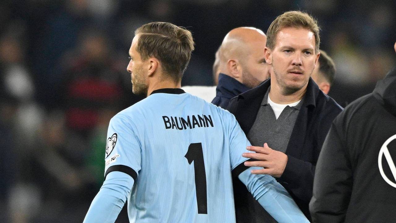 Julian Nagelsmann klatscht mit Oliver Baumann ab.