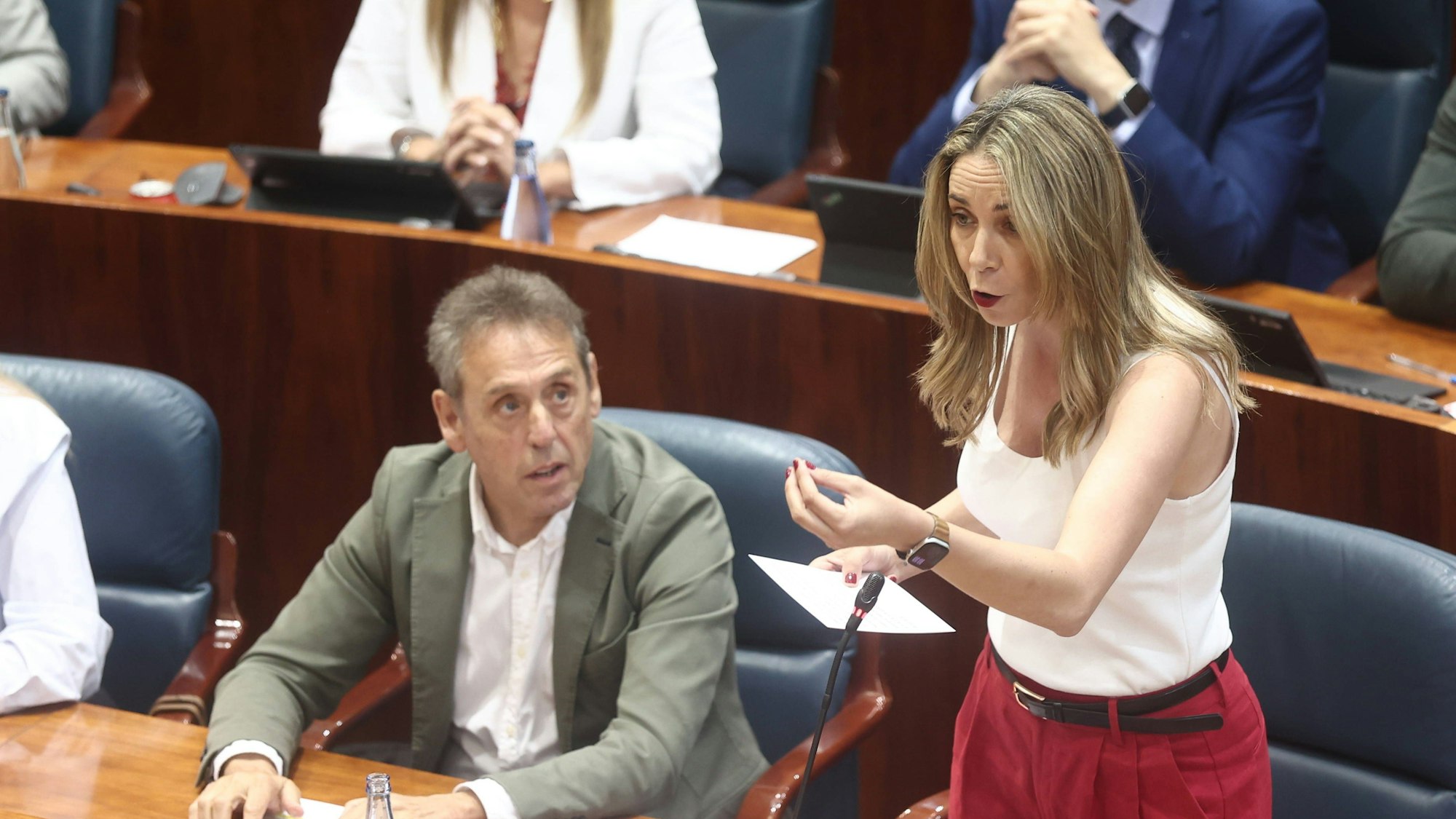 Mar Espinar spricht zu Politikern im Plenum