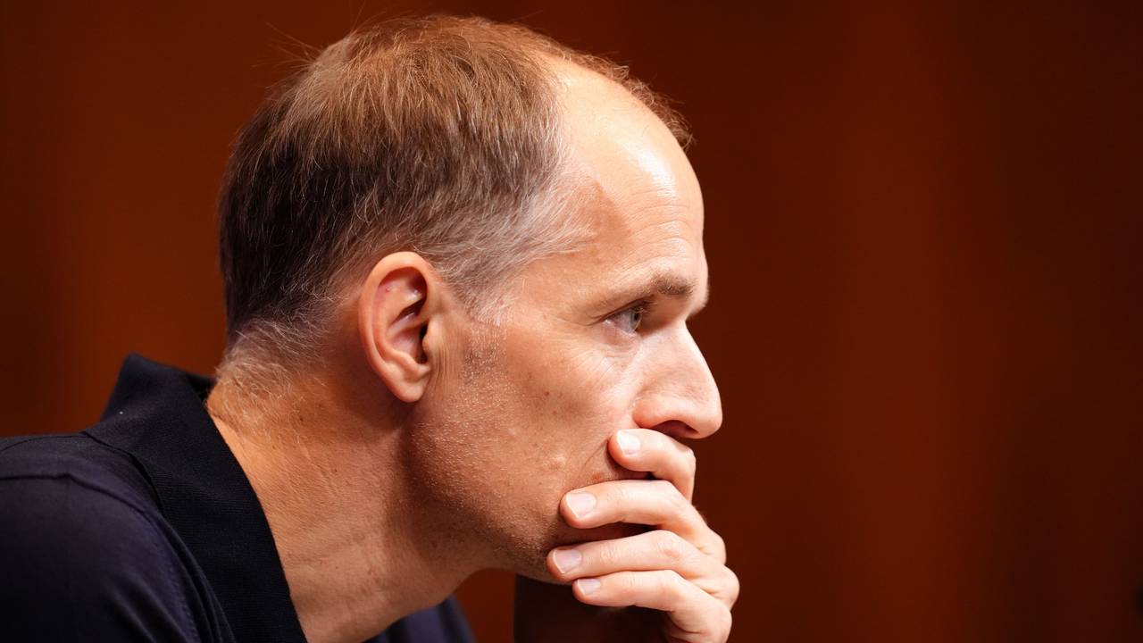 Thomas Tuchel hält sich bei einer Pressekonferenz nachdenklich die Hand vor den Mund.