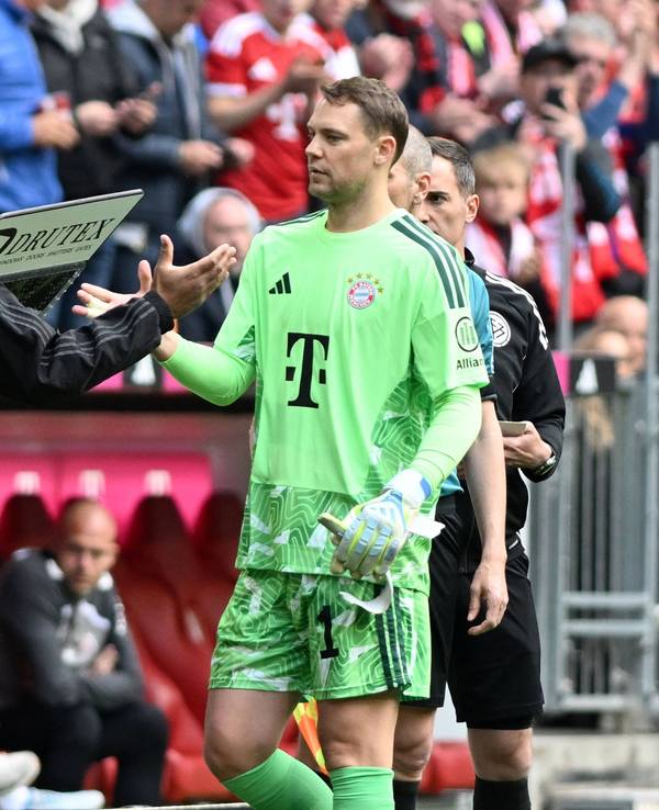 Manuel Neuer klatscht bei seiner Auswechslung mit Vincent Kompany ab.