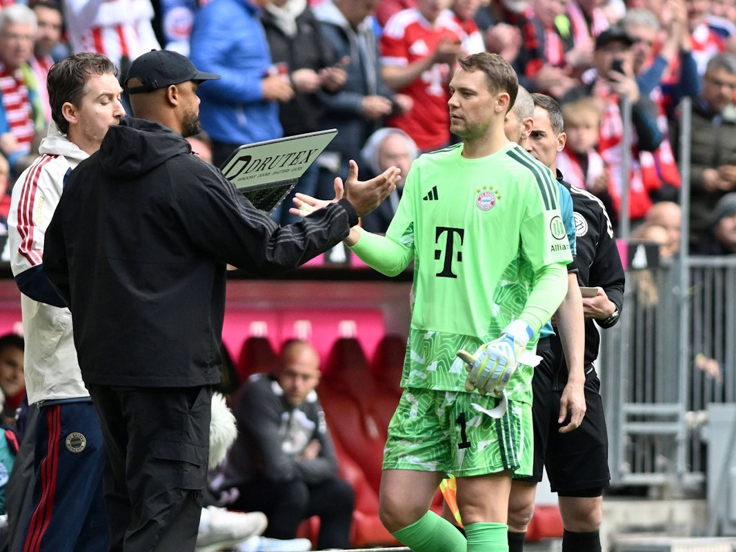 Manuel Neuer klatscht bei seiner Auswechslung mit Vincent Kompany ab.