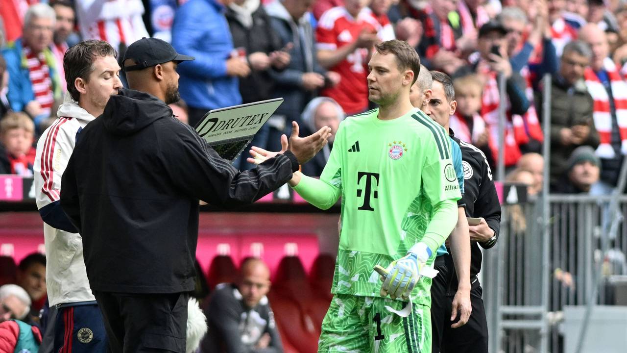 Manuel Neuer klatscht bei seiner Auswechslung mit Vincent Kompany ab.
