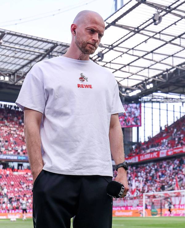 Cheftrainer René Wagner (1. FC Köln) steht am Spielfeldrand im Rhein-Energie-Stadion.