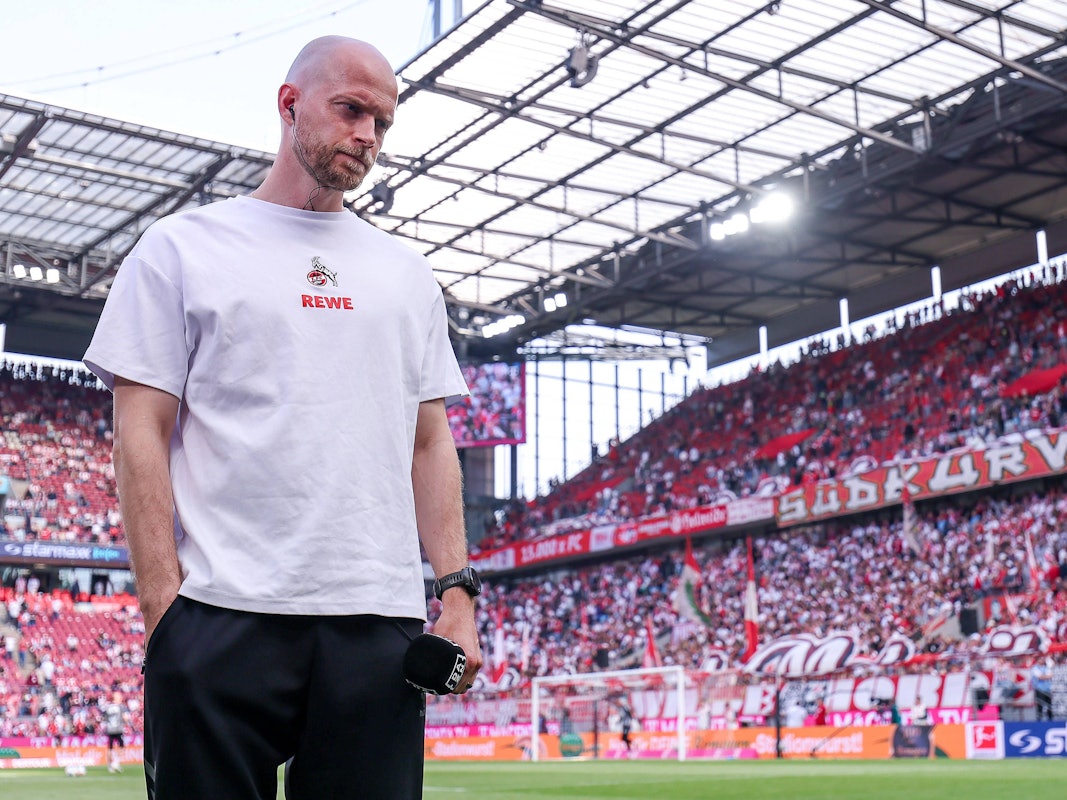 René Wagner im Vordergrund, im Hintergrund die Südkurve.
