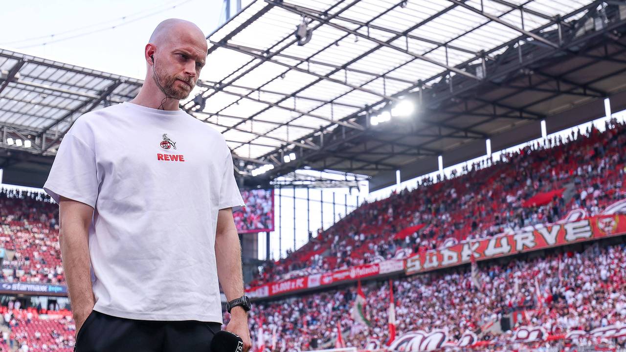 Cheftrainer René Wagner (1. FC Köln) steht am Spielfeldrand im Rhein-Energie-Stadion.