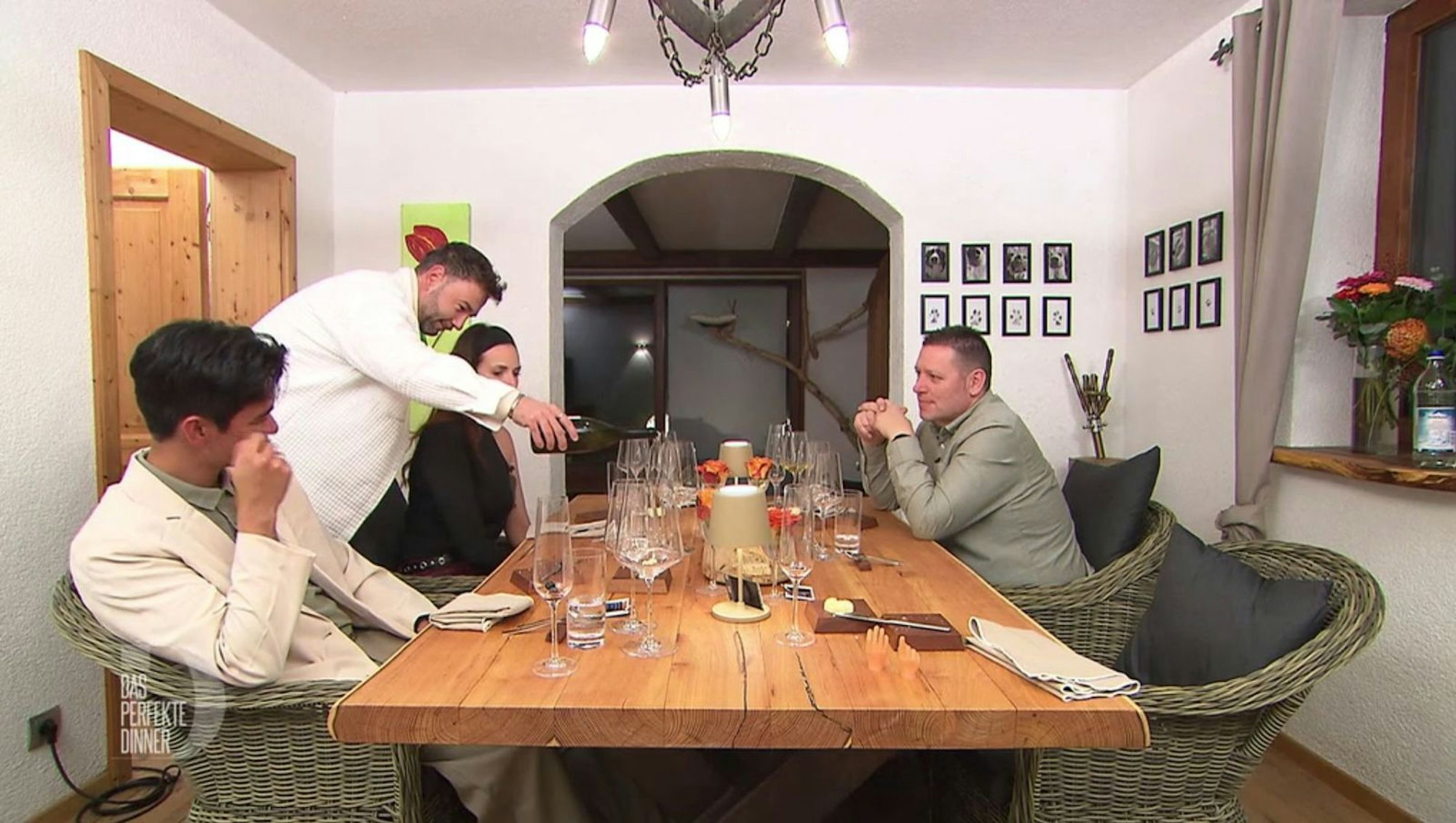 Die Gäste trinken sich die Wartezeit auf die Vorspeise schön.
(Bild: RTL)
