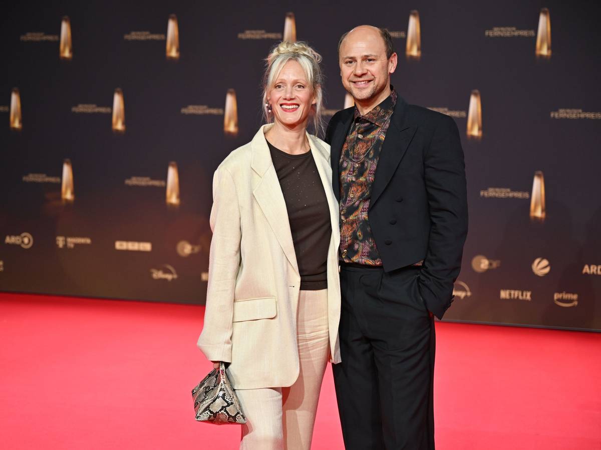 Das Ehepaar Anna Schudt, Schauspielerin, und Moritz Führmann, Schauspieler, kommen zur Verleihung des Deutschen Fernsehpreises 2024 ins Coloneum.