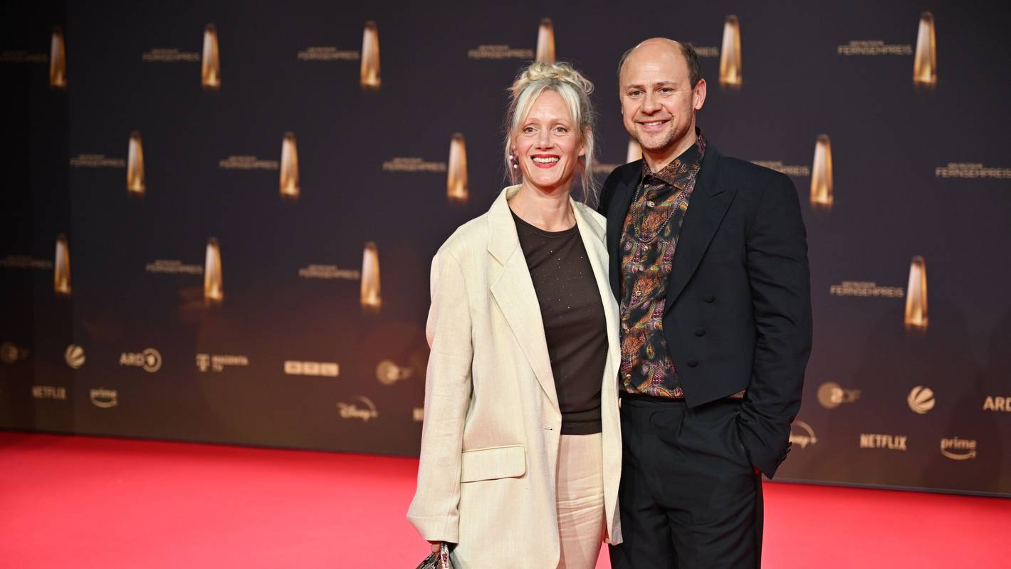Das Ehepaar Anna Schudt, Schauspielerin, und Moritz Führmann, Schauspieler, kommen zur Verleihung des Deutschen Fernsehpreises 2024 ins Coloneum.