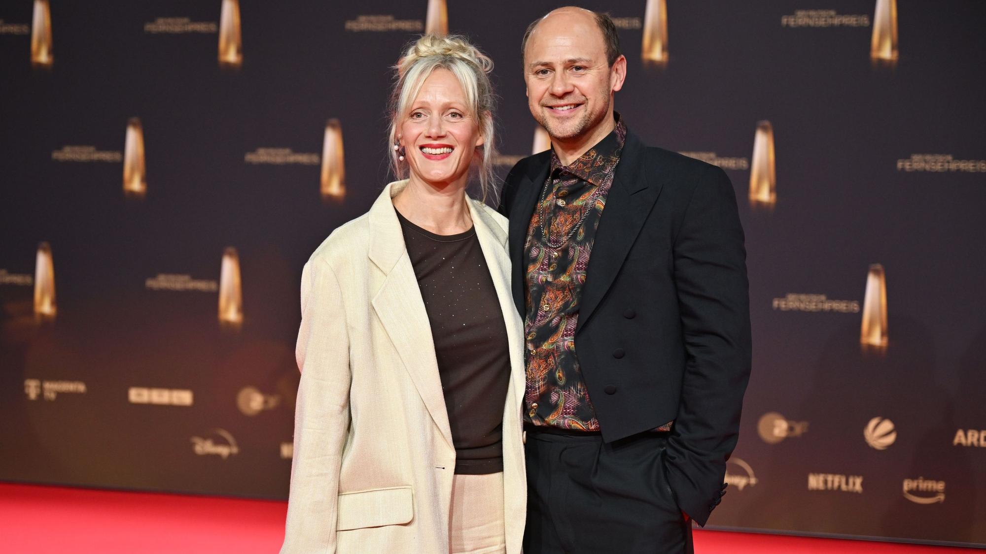 Das Ehepaar Anna Schudt, Schauspielerin, und Moritz Führmann, Schauspieler, kommen zur Verleihung des Deutschen Fernsehpreises 2024 ins Coloneum.