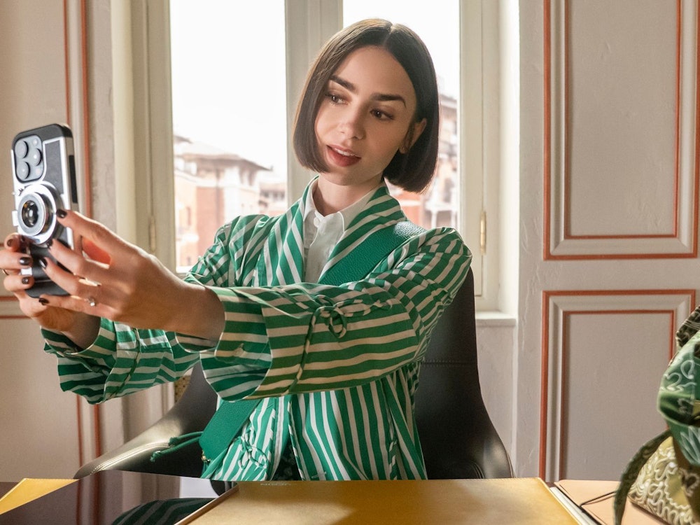 Für eine letzte Staffel kehrt Lily Collins zum Netflix-Erfolg „Emily in Paris“ zurück. (Bild: Netflix / Caroline Dubois)