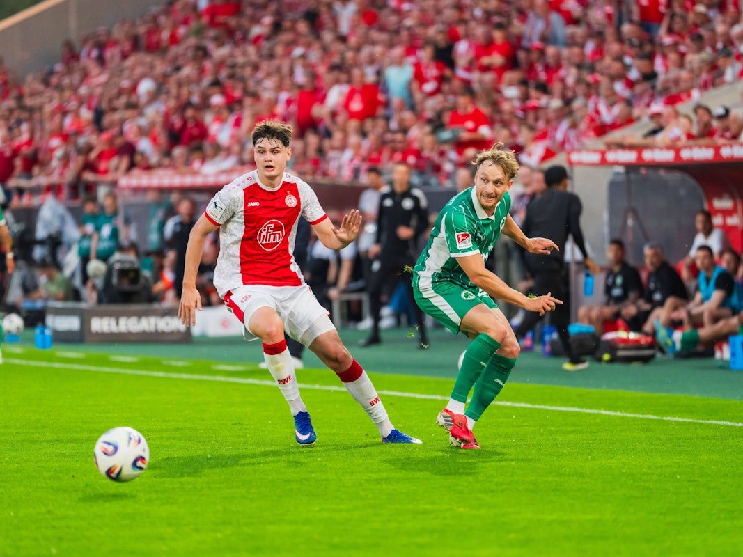 Jaka Cuber Potocnik (l.) und Jannik Dehm schauen dem Ball hinterher.