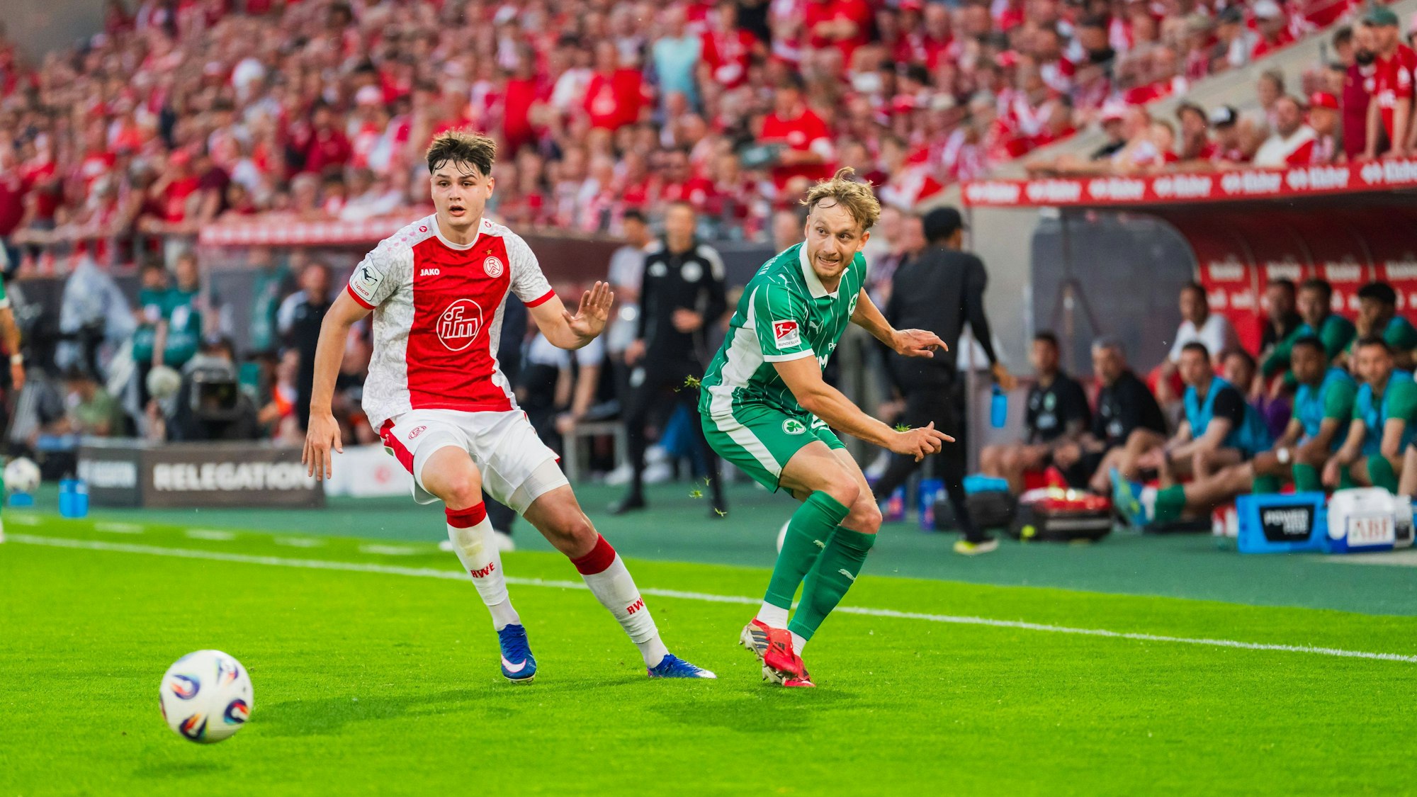 Jaka Cuber Potocnik (l.) und Jannik Dehm schauen dem Ball hinterher.
