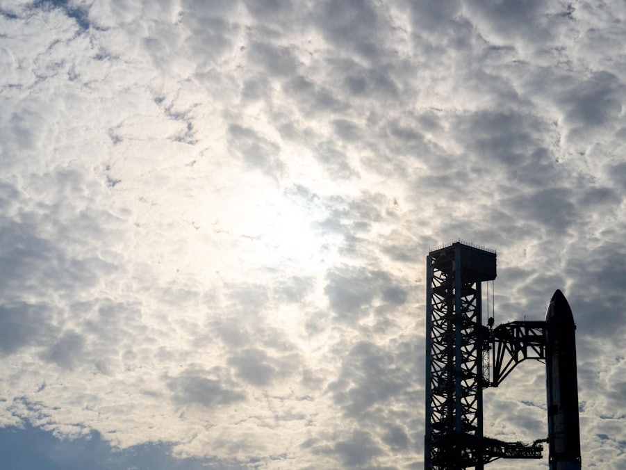 Elon Musk's Rakete und Startturm unter Wolken