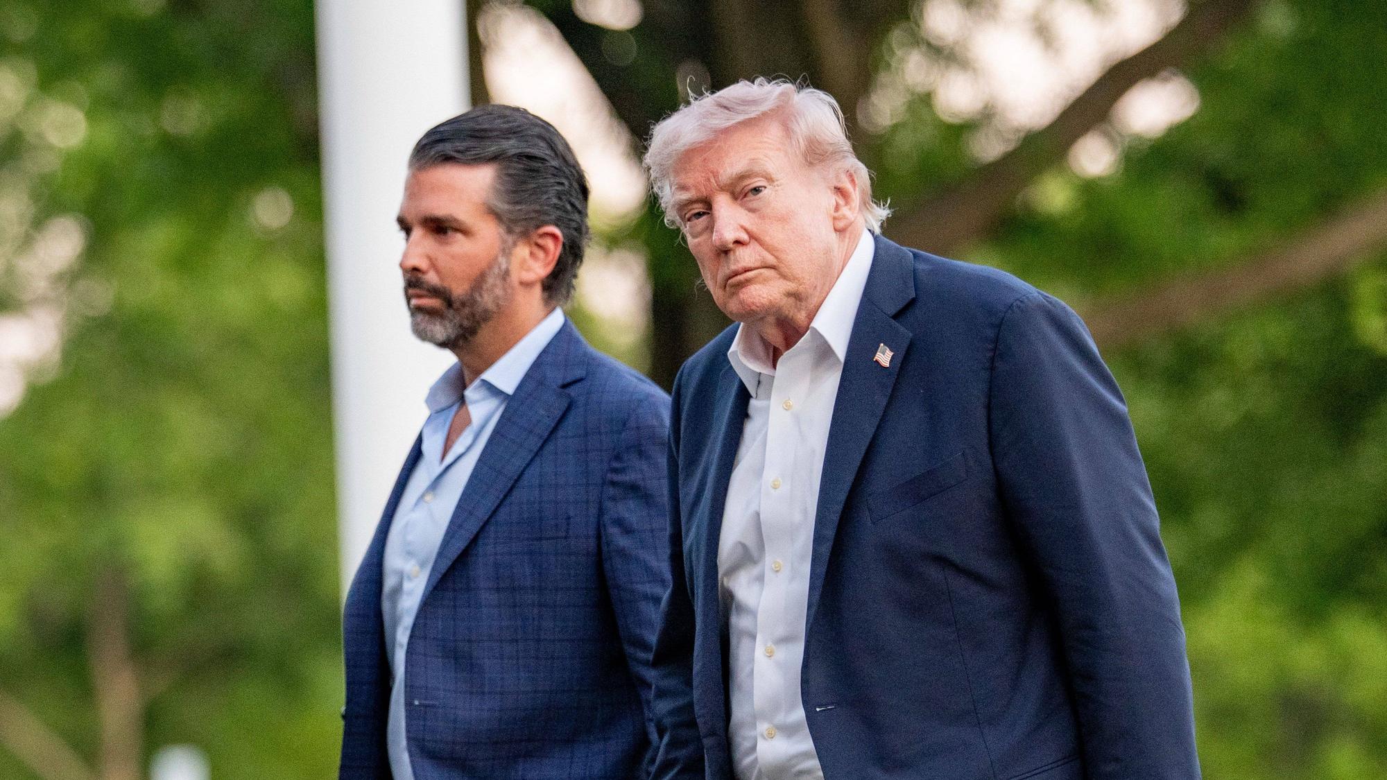 Donald Trump und sein Sohn, Donald Trump Jr. (l.), vor dem Weißen Haus.