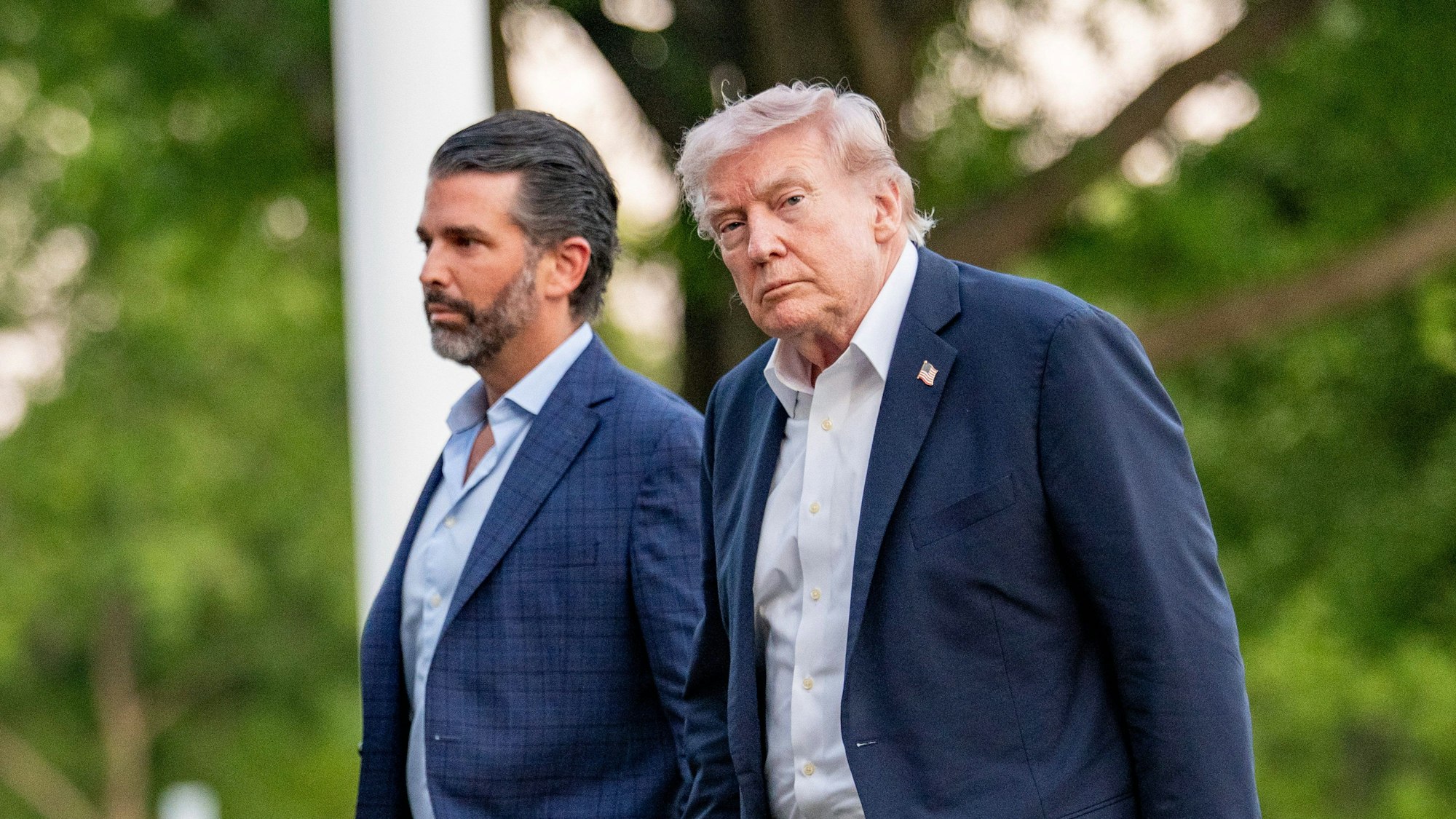 Donald Trump und sein Sohn, Donald Trump Jr. (l.), vor dem Weißen Haus.
