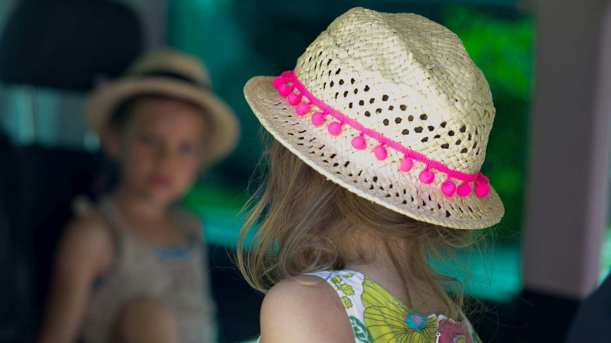 Zwei Kinder in Sommerkleidung sitzen im Auto