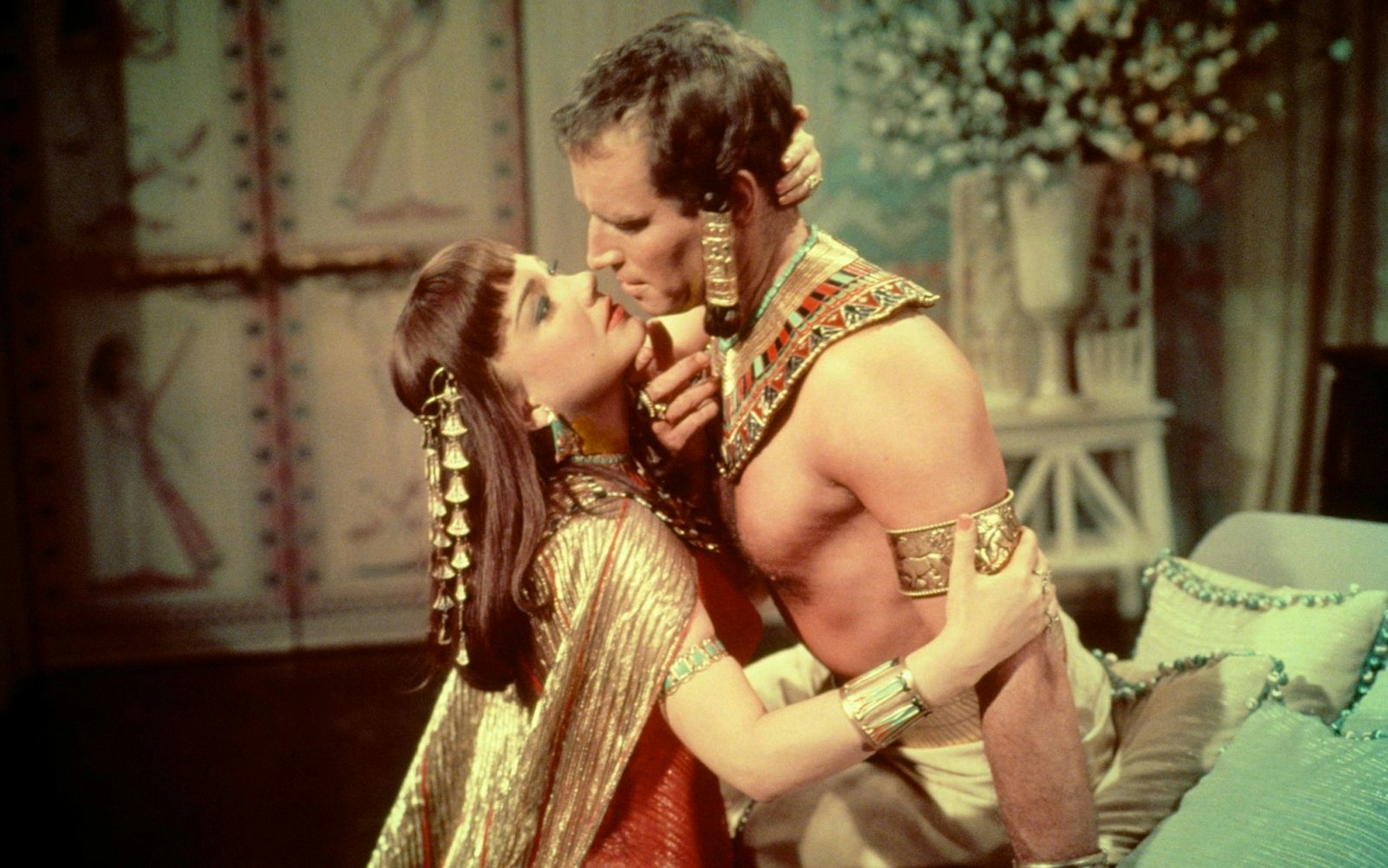 Die Rolle des Moses bedeutete für Charlton Heston einen ersten Schritt zum großen Durchbruch als Schauspieler. Dieser gelang ihm dann mit William Wylers „Ben Hur“ 1959. (Bild: ARD Degeto / Paramount Pictures)