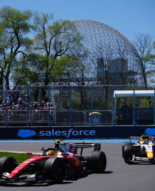 Ferrari-Pilot Lewis Hamilton führt vor Racing Bulls-Pilot Arvid Lindblad.