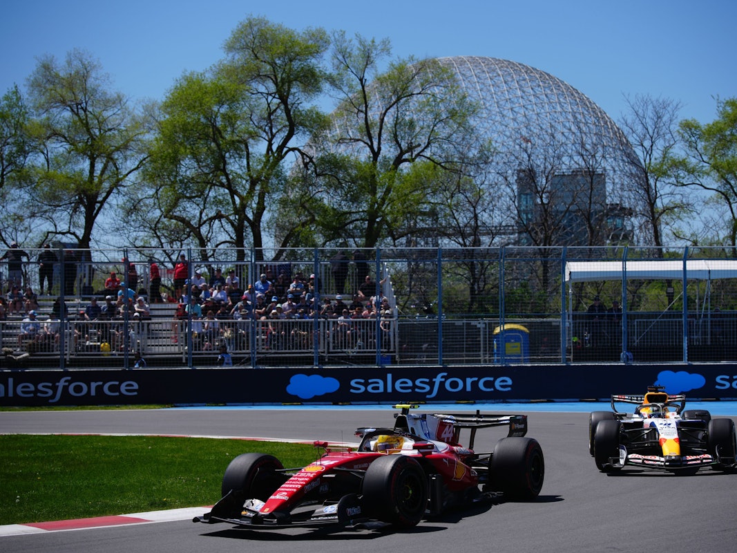 Ferrari-Pilot Lewis Hamilton führt vor Racing Bulls-Pilot Arvid Lindblad.