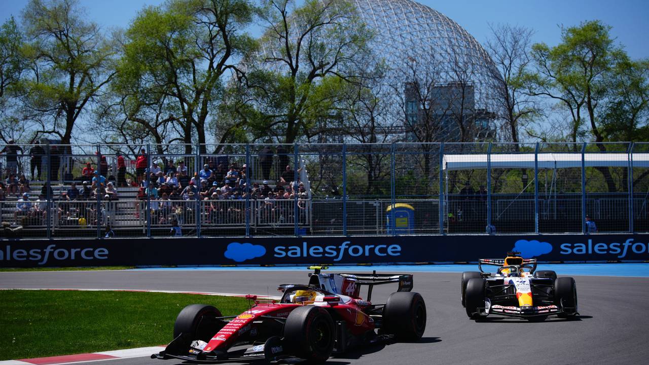 Ferrari-Pilot Lewis Hamilton führt vor Racing Bulls-Pilot Arvid Lindblad.