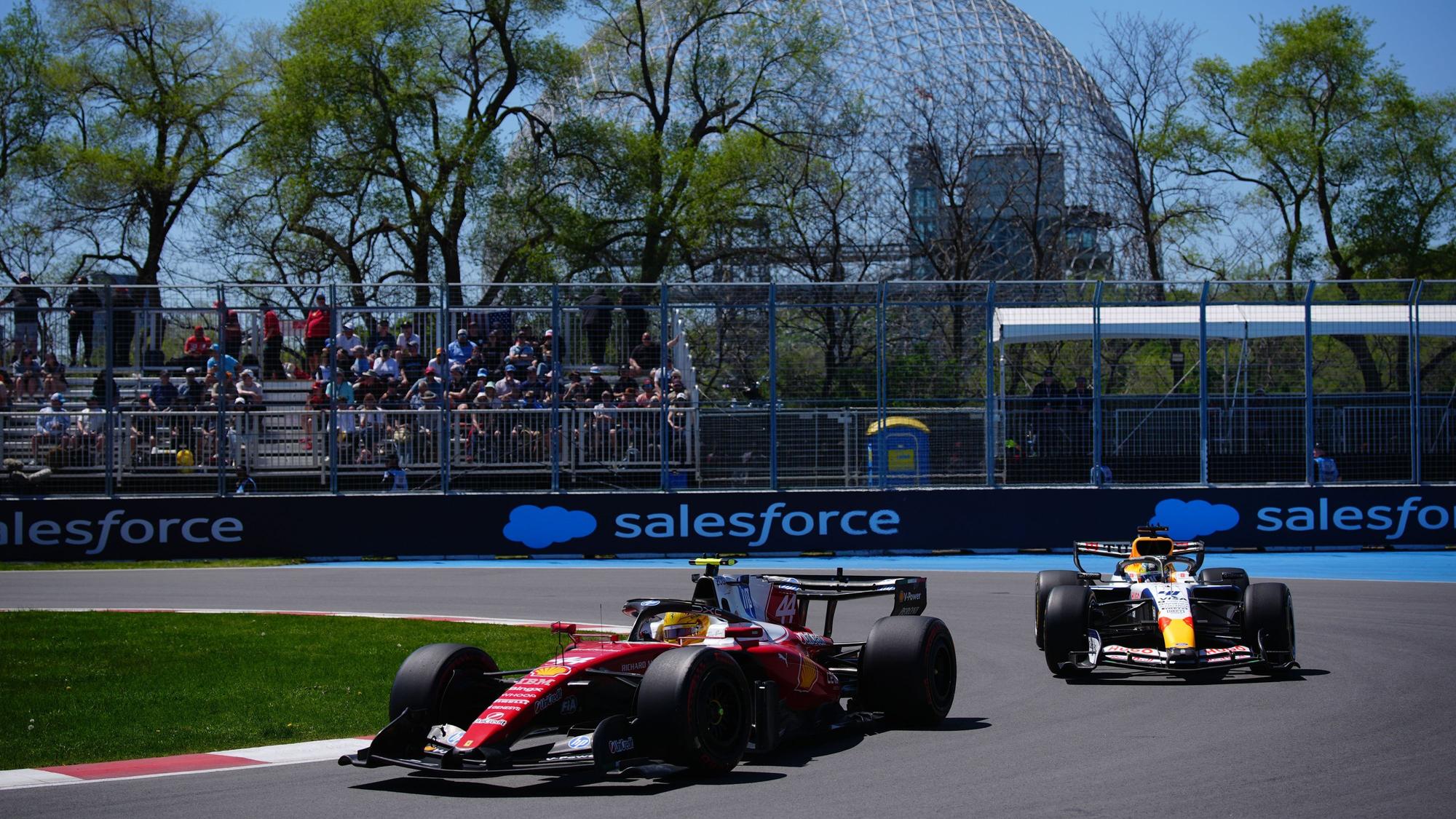 Ferrari-Pilot Lewis Hamilton führt vor Racing Bulls-Pilot Arvid Lindblad.