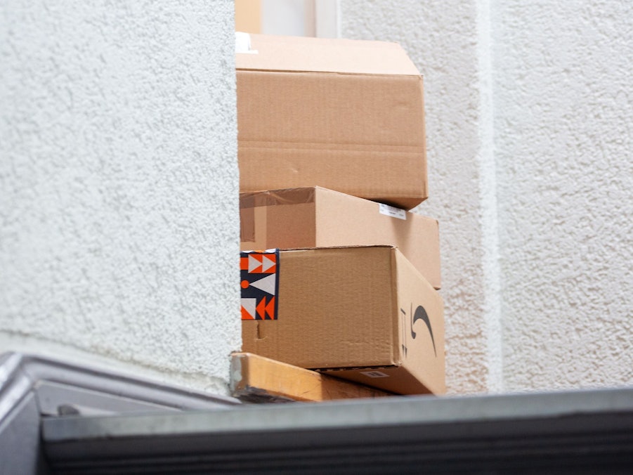 Pakete stehen im Eingangsbereich eines Wohnhauses