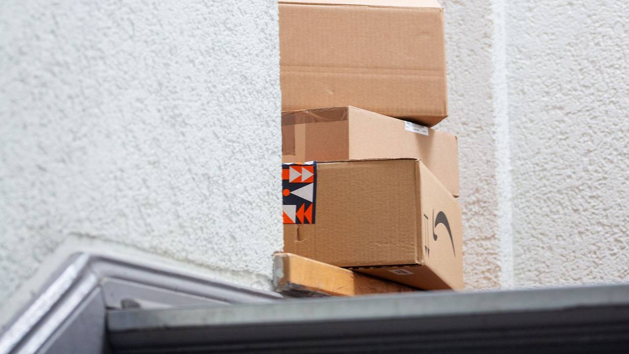 Pakete stehen im Eingangsbereich eines Wohnhauses