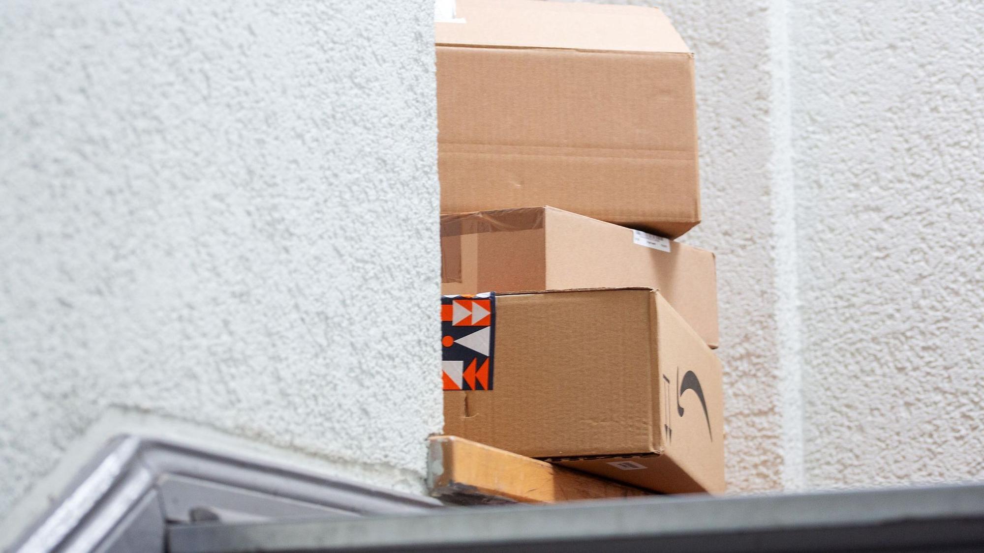 Pakete stehen im Eingangsbereich eines Wohnhauses