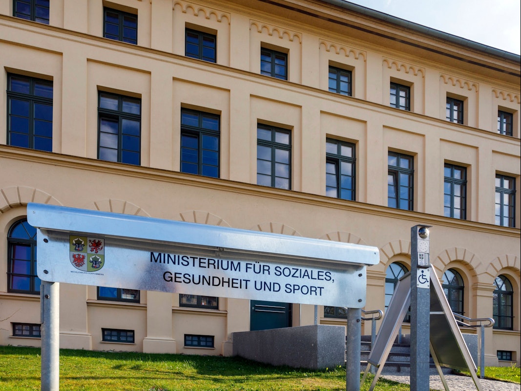 Blick auf das Schweriner Gesundheitsministerium (Archivbild)