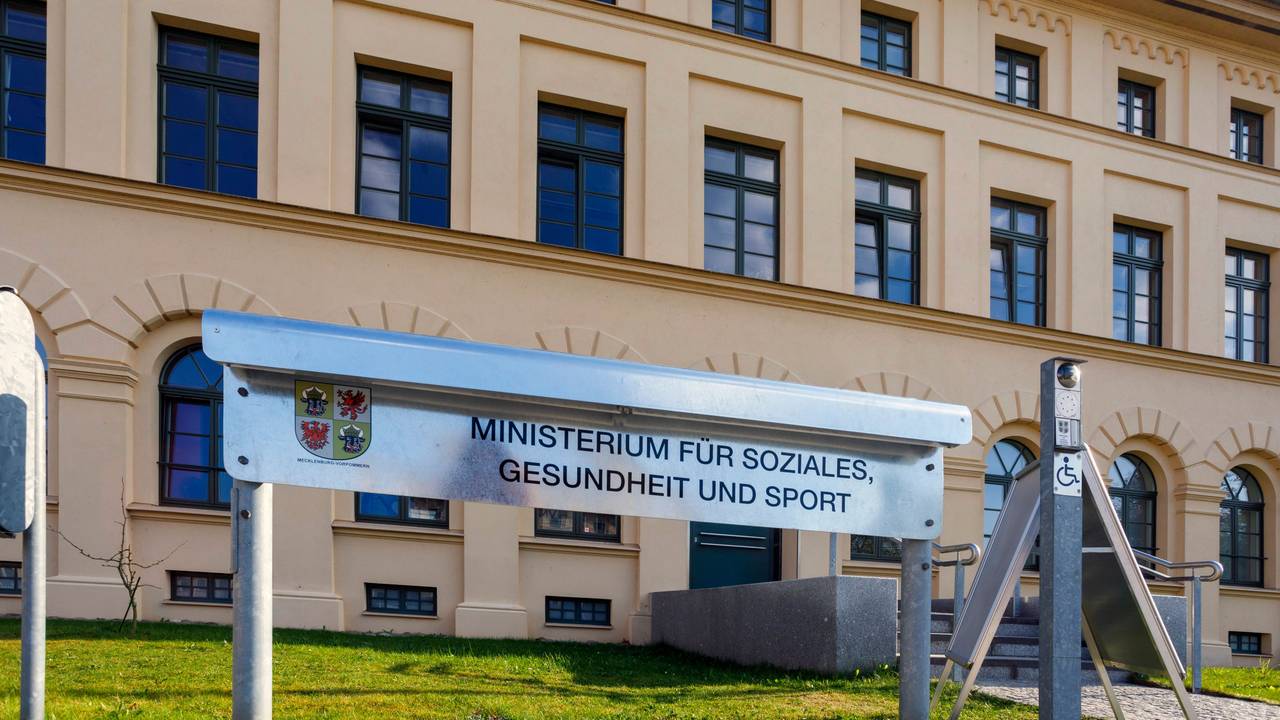Blick auf das Schweriner Gesundheitsministerium (Archivbild)