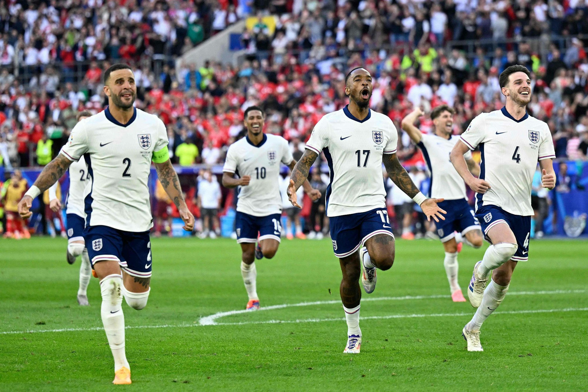 Kyle Walker, Jude Bellingham, Ivan Toney und Declan Rice feiern nach dem Sieg im Viertelfinalspiel der EM 2024 zwischen England und der Schweiz in der Düsseldorf Arena.