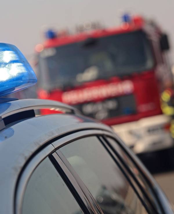 AEinsatzkräfte von Feuerwehr und Polizei auf der Autobahn.