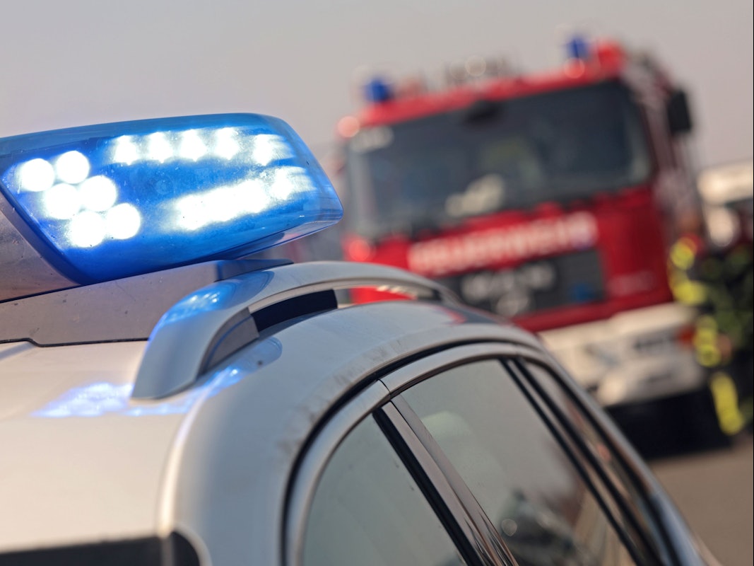 Einsatzkräfte von Feuerwehr und Polizei auf der Autobahn.