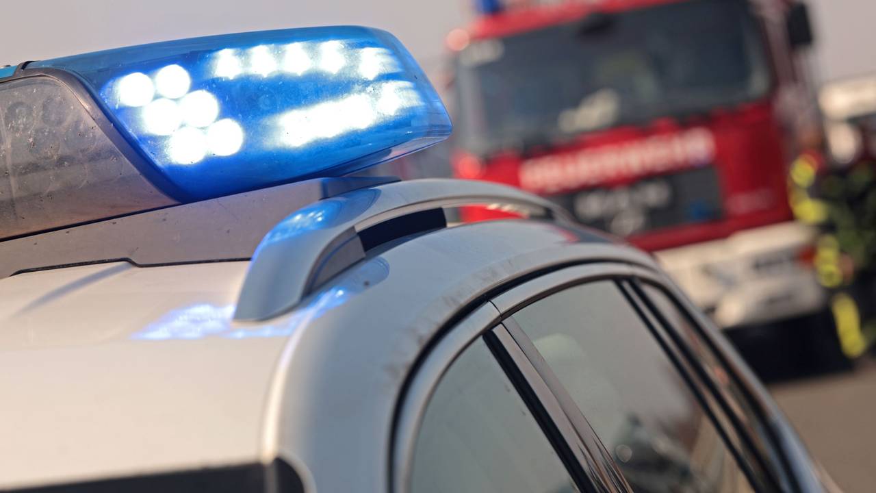 AEinsatzkräfte von Feuerwehr und Polizei auf der Autobahn.